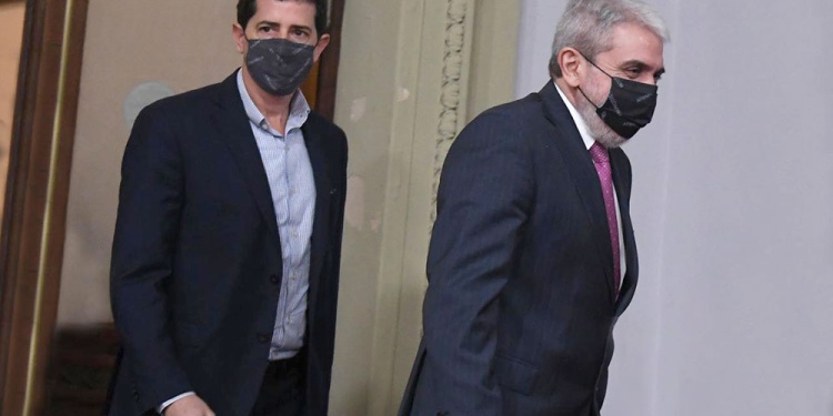 CON EL MANEJO. Los ministros De Pedro y Fernández a cargo de redistribuir los recursos quitados a CABA.