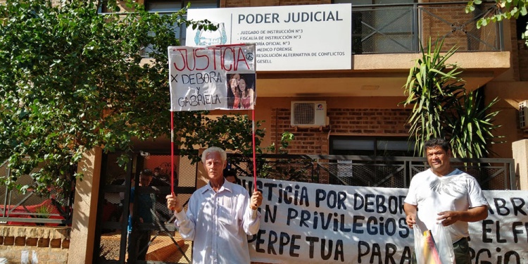RECLAMO. El padre de Gabriela Agüero con un cartel, fue uno de los familiares que llegaron ayer hasta el juzgado.