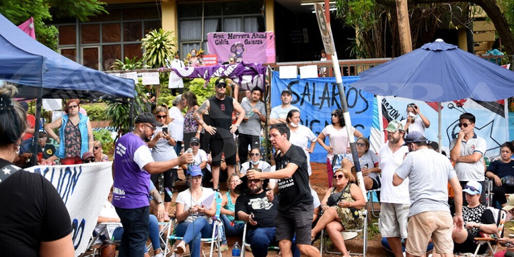 INSTALADOS. Con carpas, silletas, y sombrillas frente al Consejo General de Educación.