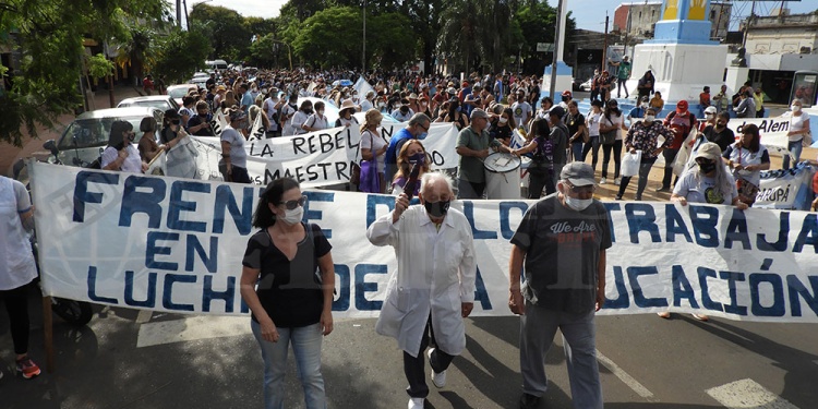 VOZ EN ALTO. Docentes marcharon junto a los jubilados “Tino” Fleitas y Alberto Holtz como abanderados de la lucha.