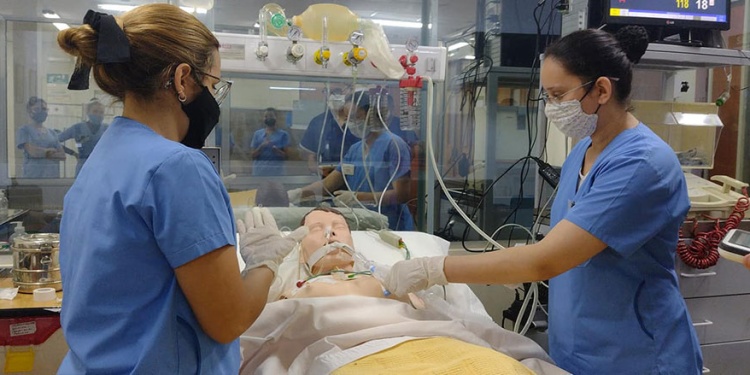 EN EL AULA. La carrera universitaria requiere un porcentaje de prácticas en el aula y actividades profesionales.