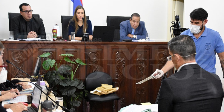 EVIDENCIA. El cuchillo incautado es exhibido al médico policial, a la vista de los magistrados del Tribunal Penal.