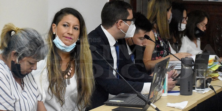 INICIO DEL DEBATE. La abogada querellante Florencia González junto a la madre de Evelyn y el fiscal Martín Rau.