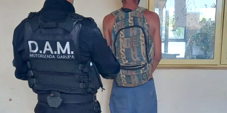 Violento con los policías
El sospechoso se mantenía dentro de la vivienda de su ex a la llegada de la primera patrulla. Al advertirla, intentó escapar y como estaba cercado, quiso evitar la detención con agresiones al personal. Tampoco pudo y terminó preso.