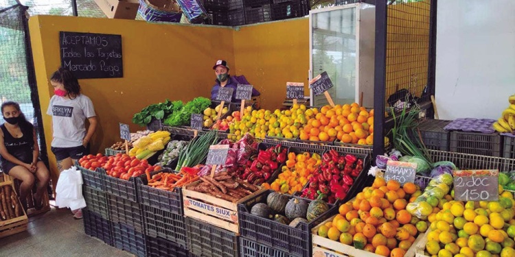 CONVENIENCIA. La encargada explicó que se consiguen mejores precios y ofertas que en otros comercios.