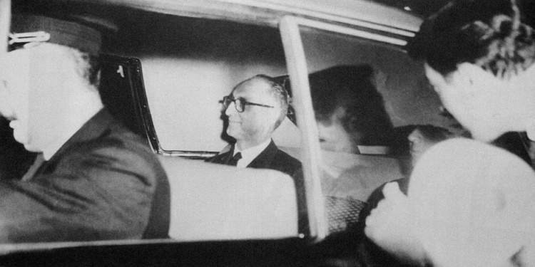 El presidente Arturo Frondizi es llevado preso tras ser desalojado del Gobierno