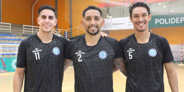 PROTAGONISTAS. Humada, Gómez y Verón. Sonrisa y pilcha celeste y blanca bien puesta. Quieren ganarse su lugar.