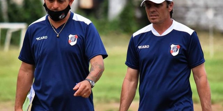 CHARLA TÉCNICA. El entrenador de Guaraní, Carlos Marczuk (izquierda), junto a su ayudante de campo, Ariel Avaca.