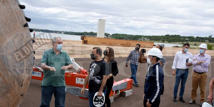 OBSERVACIONES. Oscar Herrera Ahuad recorrió las instalaciones del Puerto de Posadas, acompañado por funcionarios de la provincia.