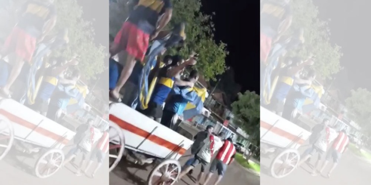 APUESTA. Los derrotados tiraron del carro por las calles del centro de El Soberbio.