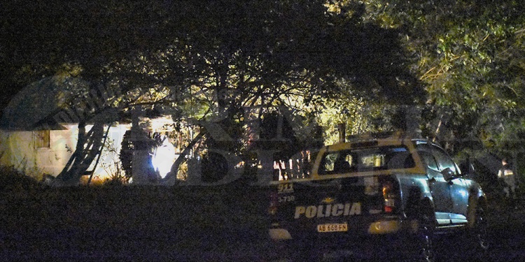 OSCURIDAD. La policía debió aguardar la luz del día para buscar el hacha supuestamente utilizada en el homicidio.