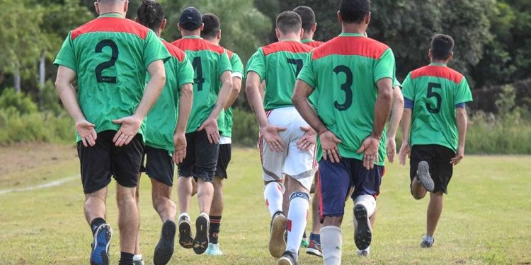 GANARON TODOS. El equipo conformado por los internos de la Unidad Penal de Loreto, ayer, en el precalentamiento.