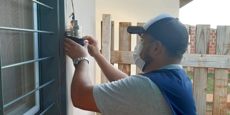 EN TERRENO. Los técnicos visitaron hogares de Itaembé Guazú.