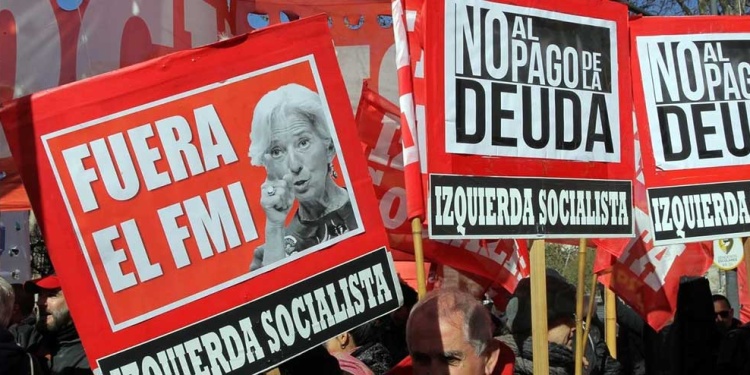 Manifestantes protestan contra el Fondo Monetario Internacional. EFE/Pablo Ramón