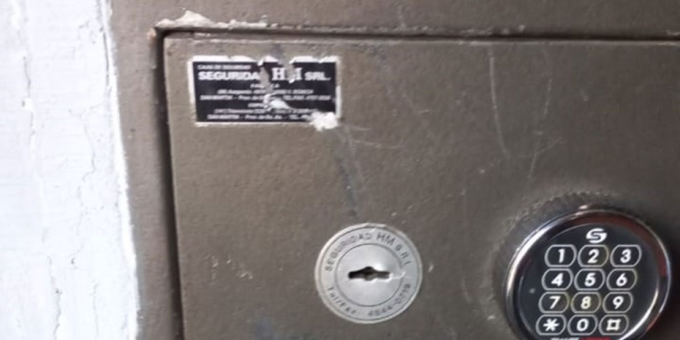 INTACTA. De esta caja de seguridad se llevaron el dinero del comerciante.