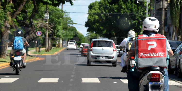 STOP. La normativa impide que en el centro posadeño las motos se estacionen en lugares no marcados. ¿Y los motodeliverys?