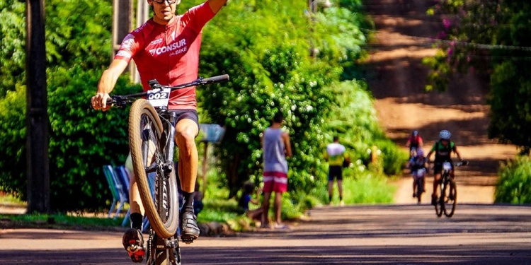 FESTEJO FINAL. Walter Oberladstatter (Consur Bike) celebra su victoria.