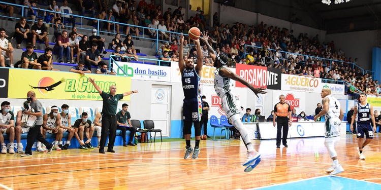 TARJETA LLENA. Samuel Givens fue clave en el triunfo del último lunes ante Atenas. Se jugó a cancha llena.Gentileza F.Agüero/Prensa OTC