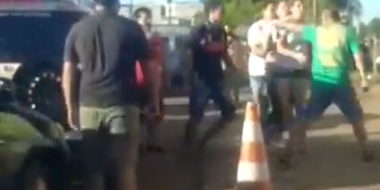 BOXEO PÚBLICO. Triste espectáculo que provocan las colas interminables.