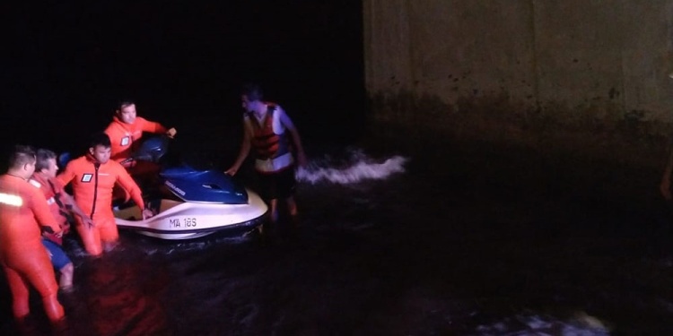 OPERATIVO. Con motos de agua los prefectos socorrieron a los náufragos.