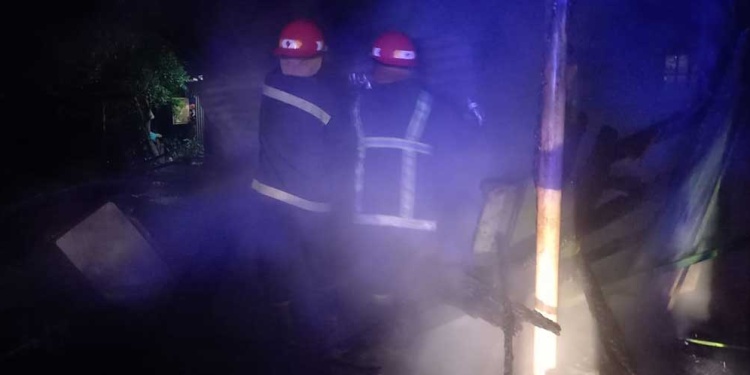Personal policial y Bomberos Voluntarios trabajaron en conjunto.