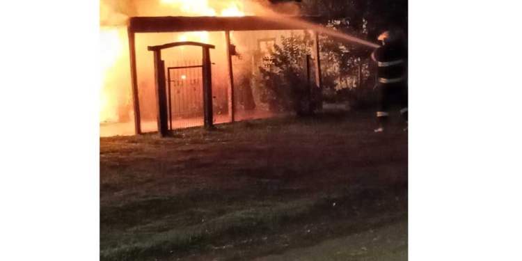 Además de la vivienda, las llamas devoraron un vehículo.