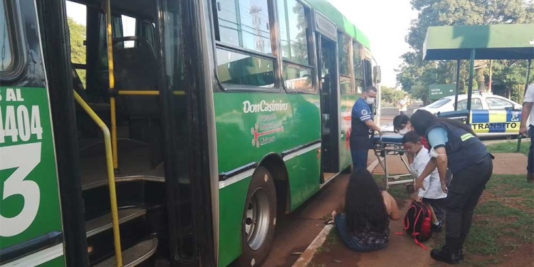 La joven sufrió una lesión en el tobillo.
