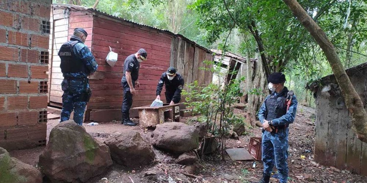 OPERATIVOS DE LA UNIDAD REGIONAL II. Varias viviendas del barrio Londin fueron revisadas ayer por orden del juez Horacio Alarcón