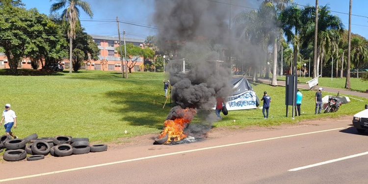SIN APURO. Desde el gremio dijeron que se quedarán todo el tiempo que sea necesaria la manifestación. Gentileza El Independiente Iguazú