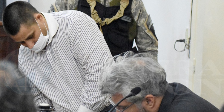 ESPOSAS Y DEFENSA. Ramón Da Silva y su defensor oficial, Mario Ramírez, durante la primera jornada de debate el martes.