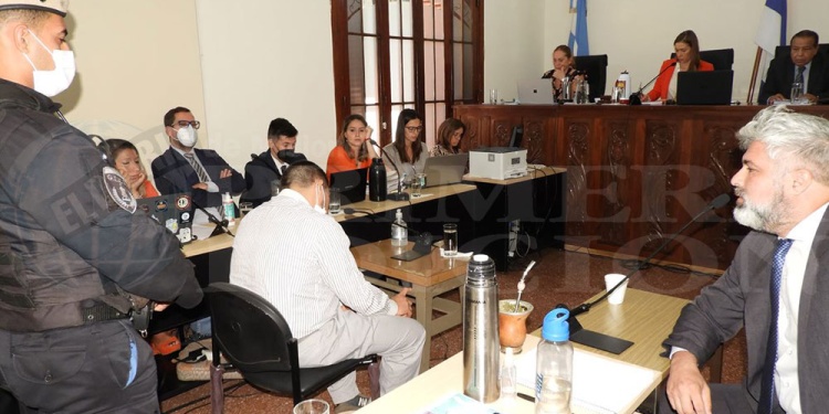 CABEZA GACHA. Ramón Da Silva declaró ayer frente a los jueces Marcela Leiva, Viviana Cukla y Ángel Dejesús Cardozo.