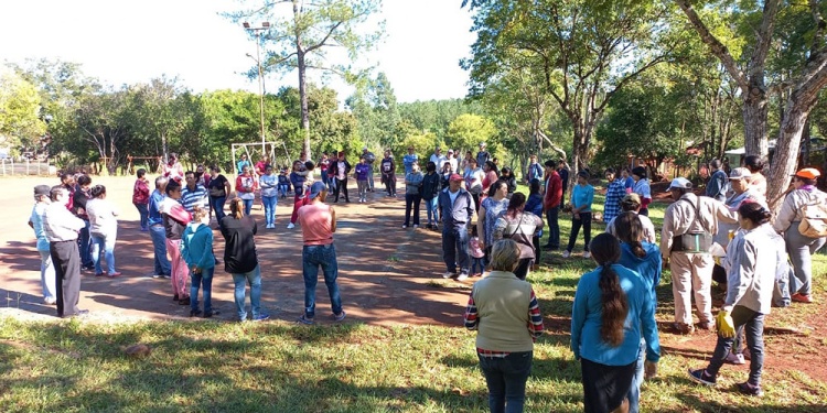 ESPERAN RESPUESTAS. Padres y vecinos del kilómetro 18 de Eldorado.