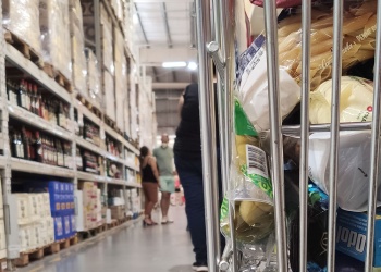 Las ventas en supermercados crecieron en junio pero cayeron en autoservicios