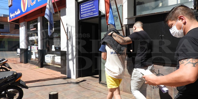 TRASLADO. Personal policial llevó al sospechoso a la sede judicial de calle Pedro Méndez casi avenida Uruguay.