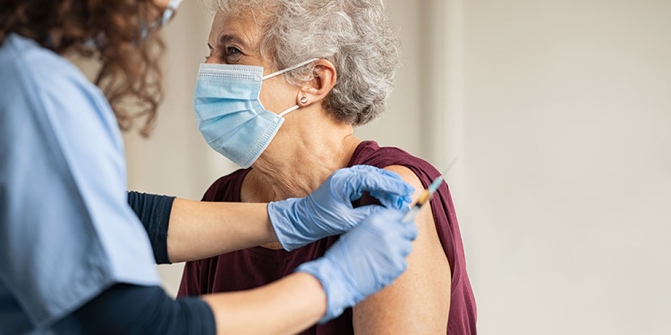 VULNERABLES. Niños menores de dos años y adultos mayores de 65 años.
