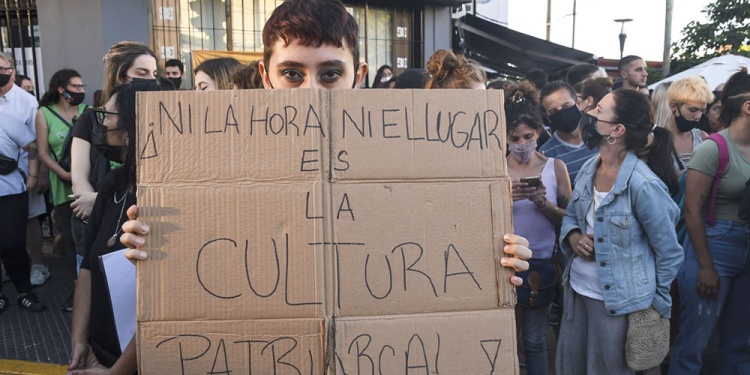 REPUDIO Y CONCIENCIA. Ayer se realizaron sendas marchas y movilizaciones contra la violencia y por justicia para la víctima del abuso.