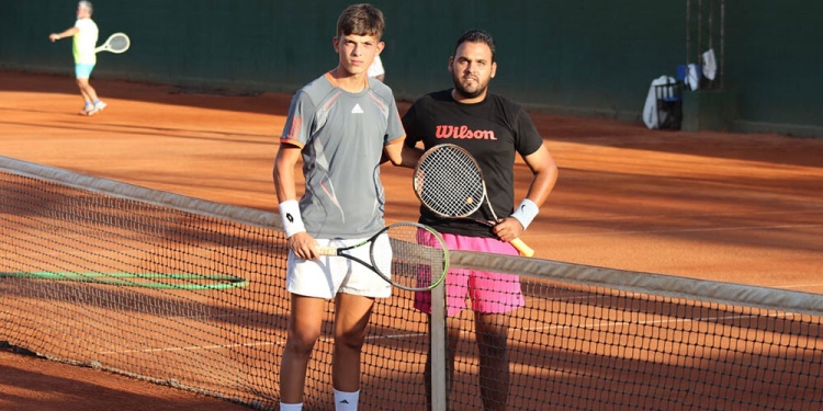 JUVENTUD Y EXPERIENCIA. El correntino Zárate junto al posadeño Yegros Codiani, quien se coronó en Libres A. Gentileza M.Espeche/Fed. Mis. de Tenis