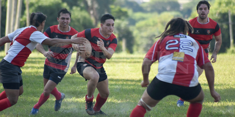 GENERANDO EL ESPACIO. Nathaniel Rodríguez encara ante la marca de dos formoseños. Centro fue claramente superior a Caza y Pesca ayer.