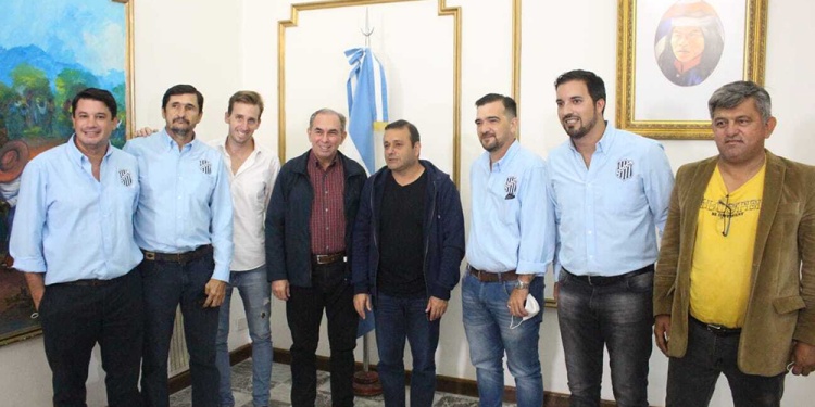 APUESTA. “Lalo” Stelatto y Herrera Ahuad, ayer por la mañana, junto a Vargas e integrantes de la APoFuSa (Gentileza Sólo Futsal)