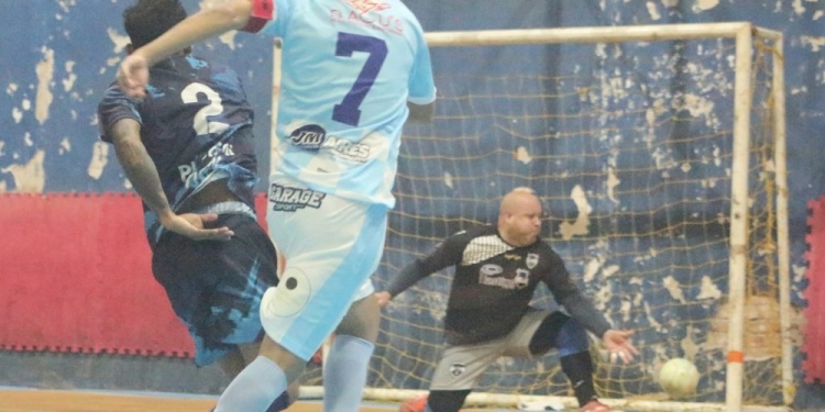 BOMBAZO Y A COBRAR. Maidana (Agencia) ya sacó el remate que se meterá junto al palo izquierdo de Caviaz, arquero de Plastimi (Foto: gentileza Solo Futsal)