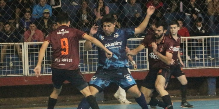 FIGURA. Alexis Tuzes, imparable, marcado por Gonzalo Dos Santos y Luciano Taborda. El pívot marcó un doblete (Foto: gentileza Solo Futsal)