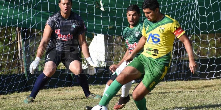 AVANZA. Leonardo Chávez intenta una maniobra mientras es presionado.