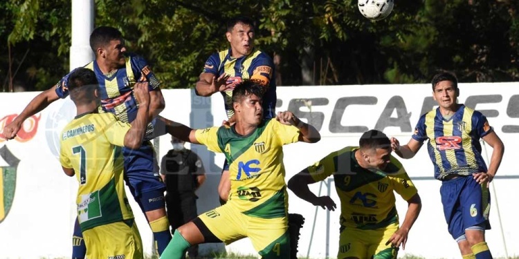 CABEZAZO. Benjamín Benítez gana en lo más alto y mete el frentazo, mientras sus rivales no pueden frenarlo.