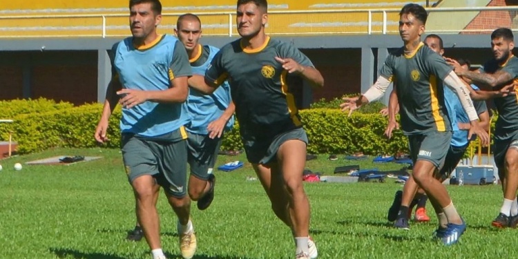 MOVIMIENTOS. Jugadores el Colectivero en plena acción en la práctica que se desarrolló durante la semana.