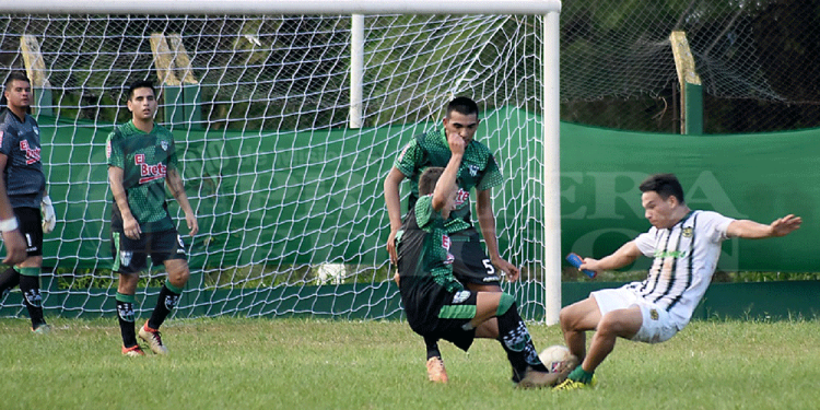 A TRANCAR. Gustavo Gall va con todo ante la marca de un jugador de Guacurarí.