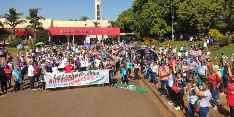EN LUCHA. Docentes y trabajadores se reunieron para festejar el logro.
