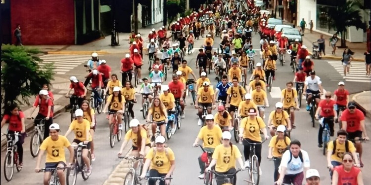 MIRANDO AL CIELO. Sigue firme la intención de pedalear hoy.