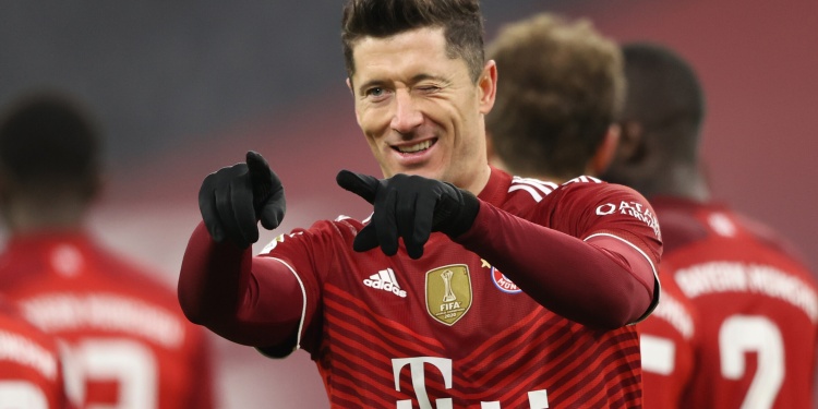 MUNICH, GERMANY - DECEMBER 17: Robert Lewandowski of Muenchen scores his team's fourth goal during the Bundesliga match between FC Bayern München and VfL Wolfsburg at Allianz Arena on December 17, 2021 in Munich, Germany. (Photo by Alexander Hassenstein/Getty Images)