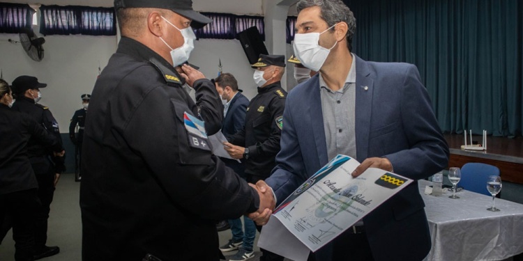 Entrega de diplomas Policía-Ministro Marcelo Pérez