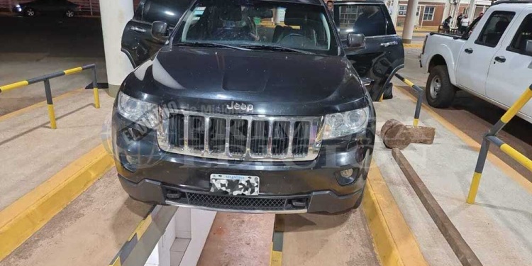 SUNTUOSA. La camioneta Grand Cherokee de fabricación estadounidense fue utilizada para el intento de traficar cocaína.